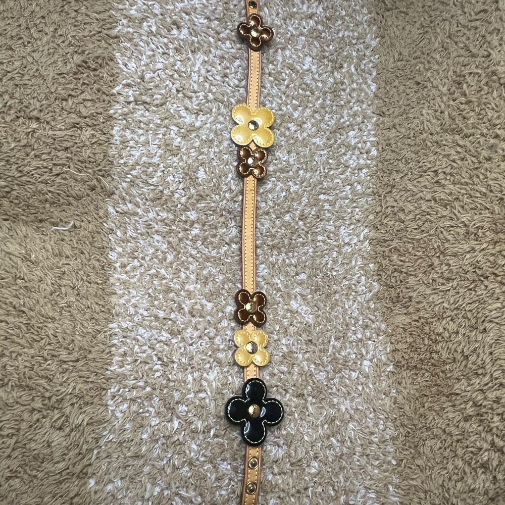 Louis Vuitton Patent Fleur Flower
Double Wrap Vachetta Bracelet - Picture 9 of 11